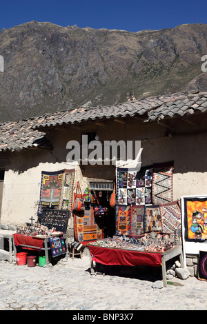 Souvenirs zum Verkauf vor rustikale laden im Dorf Ollantaytambo, Heiliges Tal, Peru Stockfoto