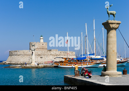 Die alte Festung Agios Nikolaos und Leuchtturm im Hafen von Mandraki mit Hirsch-Statue im Vordergrund, Rhodes Town, Rhodos, Griechenland Stockfoto