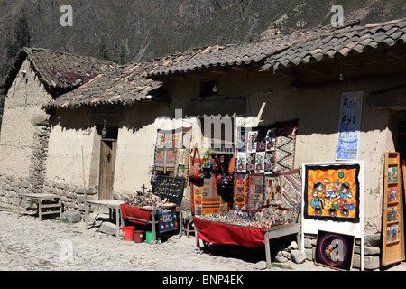 Souvenirs zum Verkauf vor rustikale laden im Dorf Ollantaytambo, Heiliges Tal, Peru Stockfoto