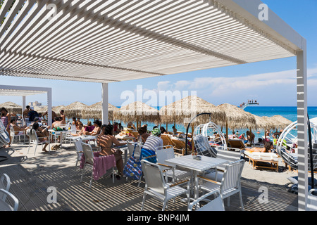 Beach Bar am Elli Beach in Rhodos Stadt, Rhodos, Griechenland Stockfoto
