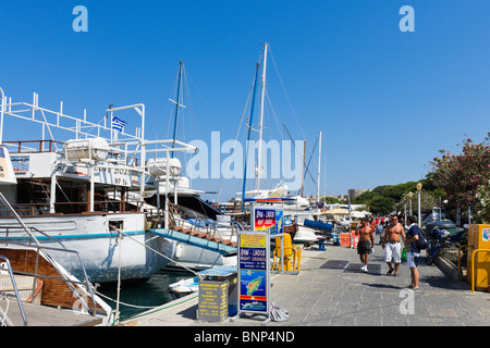 Boote entlang der Promenade in Mandraki Hafen, Rhodes Town, Rhodos, Griechenland Stockfoto