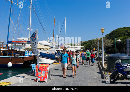 Boote entlang der Promenade in Mandraki Hafen, Rhodes Town, Rhodos, Griechenland Stockfoto