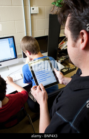 Lehrer nutzt das iPad während digital Media Literacy Klasse an Manor New Tech High School in Manor, Texas Stockfoto