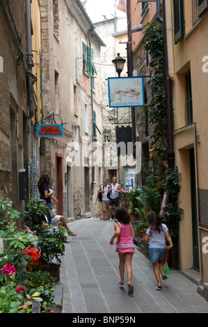 Touristen, die nach den Sentiero Azzurro Wanderroute durch Corniglia, Cinque Terre Stockfoto