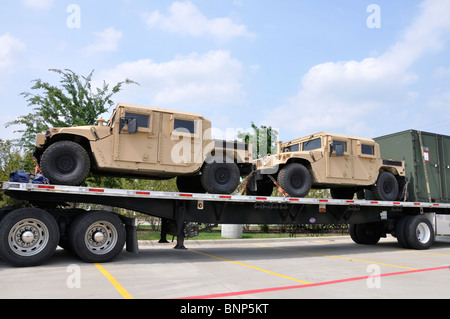 US-Militär-LKW auf großen LKW transportiert werden Stockfoto