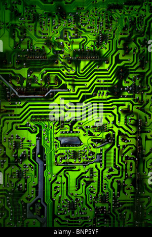 Eine leuchtende grüne Computer-Platine. Stockfoto