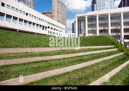 Rasen bedeckt eine Treppe führt zum Lincoln Center geneigt auf dem Dach Rasen Pocket Park, fast menschenleer, an einem heißen Sommertag in New York City Stockfoto