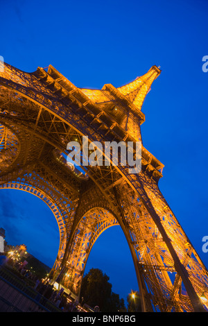 Der Eiffelturm bei Nacht, Paris, Frankreich Stockfoto