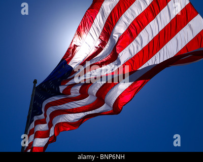 USA-Flagge mit der Sonne durch. Dieses Flag große (20 x 38 Fuß) ist der Grundstein für die "Avenue des Flags" in Brooklyn, Iowa Stockfoto