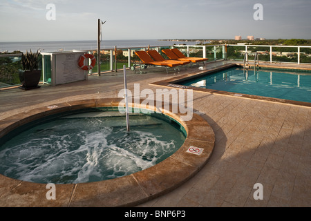 Pool mit Blick auf den Hafen von Coconut Grove mit Yacht Club und der Biscayne Bay Stockfoto