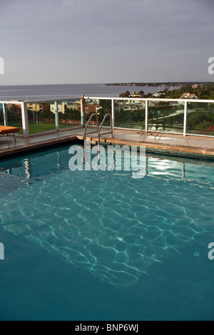 Pool mit Blick auf den Hafen von Coconut Grove mit Yacht Club und der Biscayne Bay Stockfoto