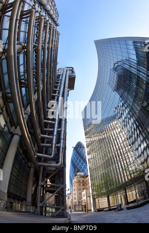 Blick auf die Lloyds und Gherkin Gebäude im Londoner Finanzdistrikt. Stockfoto