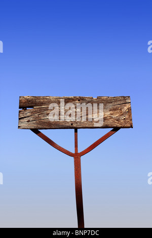 Alter Vintage Holzschild Signal leer Exemplar blauen Himmel Stockfoto