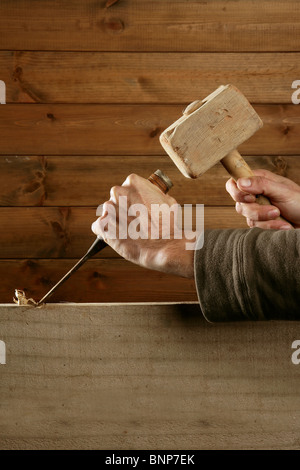 Hohlmeißel Holz Stemmeisen Tischler Werkzeug hammer in der hand Arbeiten aus Holz Hintergrund Stockfoto