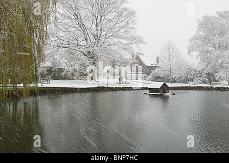 Fallen, Schneetreiben in Otford, Kent, über die einzige Ententeich in England aufgeführt Stockfoto