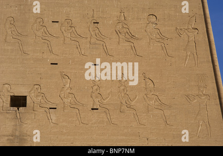 Tempel des Horus. Pharao vor Göttern. Haupteingang. Ersten Pylon. Detail. Edfu. Ägypten. Stockfoto