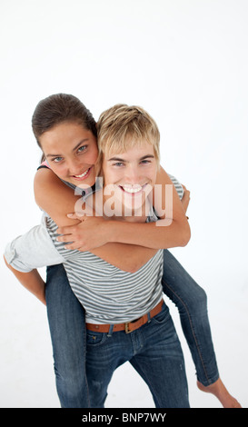Kleiner Junge mit seinem Freund piggyback-Fahrt Stockfoto