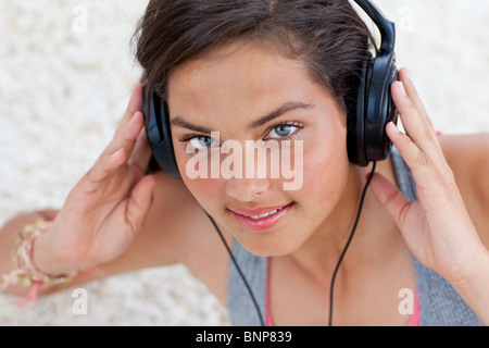 Teen Mädchen anhören von Musik Stockfoto