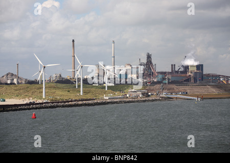 Windkraftanlagen mit Ijmuiden Stahl arbeiten im Hintergrund, Holland, Europa Stockfoto