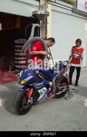 ZIC Motorrad Racing Boxengasse Stockfoto