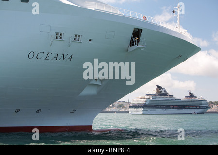 P & O Liner Oceana vor St Peters Port Guernsey verankert Stockfoto