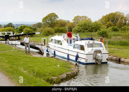 Manövrieren Urlaub starten durch Caen Schlösser System. Kennet und Avon Kanal. Wiltshire England Stockfoto