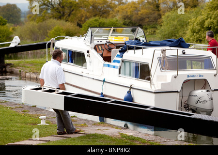 Manövrieren Urlaub starten durch Caen Schlösser System. Kennet und Avon Kanal. Wiltshire England Stockfoto