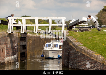 Manövrieren Urlaub Start über Caen Schlösser System. Kennet und Avon Canal.Wiltshire England Stockfoto