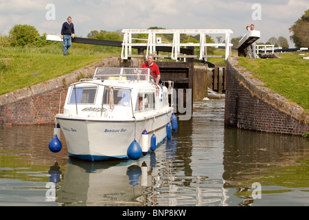 Manövrieren Urlaub starten durch Caen Schlösser System. Kennet und Avon Kanal. Wiltshire England Stockfoto