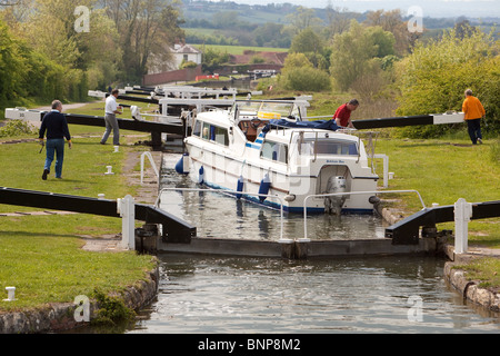 Manövrieren Urlaub starten durch Caen Schlösser System. Kennet und Avon Kanal. Wiltshire England Stockfoto