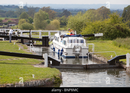 Manövrieren Urlaub starten durch Caen Schlösser System. Kennet und Avon Kanal. Wiltshire England Stockfoto