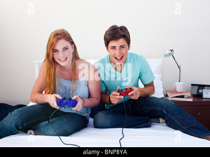 Ein paar Jugendliche spielen von Videospielen Stockfoto