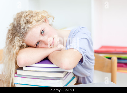 Müden Jugendlichen schlafen in einer Bibliothek Stockfoto