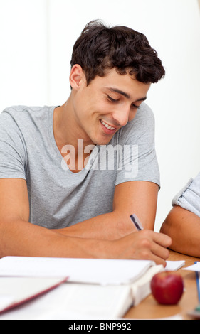 Porträt von einem Teen Mann studieren in der Bibliothek Stockfoto