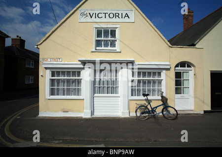 Ein altes Pub namens Victoria, jetzt ein Haus mit einem Fahrrad außerhalb. Stockfoto