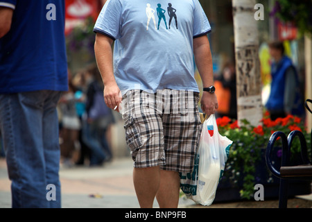 Übergewichtige Menschen auf der Einkaufsstraße Stockfoto