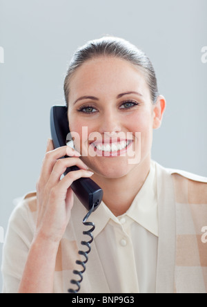 Porträt einer lächelnden Geschäftsfrau telefonieren Stockfoto