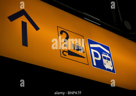 Train Station Richtung reisen Zeichen München Stockfoto