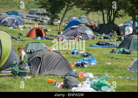 Glastonbury Festival. Campingplatz am Ende des Festivals nach eine Menge Leute verlassen haben, aber einige bleiben. Stockfoto