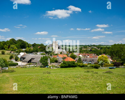 Blick über Aldbourne und St Michaels Kirche der Dreistufen-Quader-Turm wurde im Jahre 1460 hinzugefügt. Wiltshire UK Stockfoto