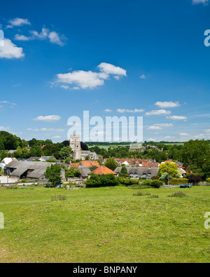 Blick über Aldbourne und St Michaels Kirche der Dreistufen-Quader-Turm wurde im Jahre 1460 hinzugefügt. Wiltshire UK Stockfoto