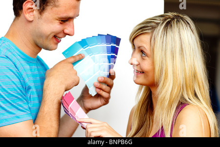 Süßes Paar Chosing Farben für Malerei Haus Stockfoto