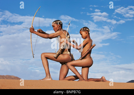 Buschmann/San Menschen. Männliche San-Jäger mit Pfeil und Bogen bewaffnet Stockfoto