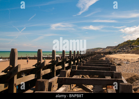 Holz-Buhnen am Overstrand in der Nähe von Cromer in North Norfolk East Anglia England Vereinigtes Königreich Stockfoto