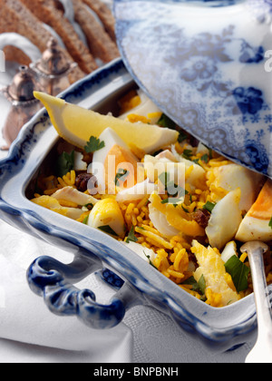 Servierplatte von Kedgeree mit toast Stockfoto