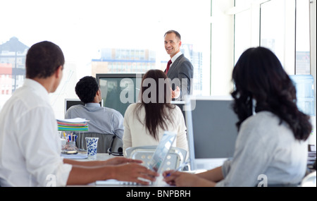 Männliche Manager erklären, ein Business-Projekt Stockfoto