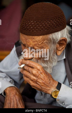 Alter Mann Rauchen in Gumrek Karawanserei in Sanliurfa, Türkei Stockfoto