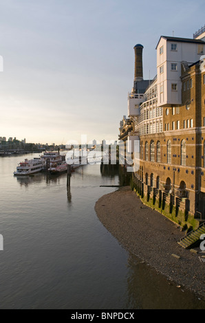 Shad Thames und Butlers Wharf Apartments mit Blick auf die Themse in der Nähe von Tower Bridge, London, Vereinigtes Königreich, Bermondsey, letzterer Stockfoto