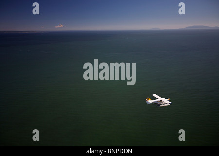 Wasserflugzeug über die Strait Of Georgia, Mount Baker im Hintergrund Stockfoto