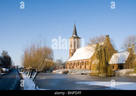 Kirche und einem kleinen Fluss in einer holländischen Stadt im winter Stockfoto